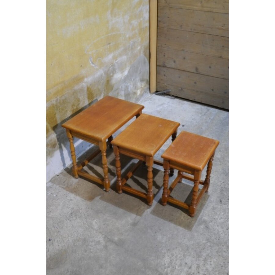 Eiken nest bijzettafeltjes – Set van 3 vintage tafels met gedraaide poten-5