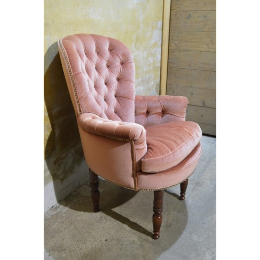 Engelse boudoir fauteuil – Hoge poten, roze fluweel en gecapitonneerde rug-1