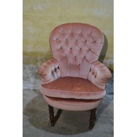 thumb-Engelse boudoir fauteuil – Hoge poten, roze fluweel en gecapitonneerde rug-3