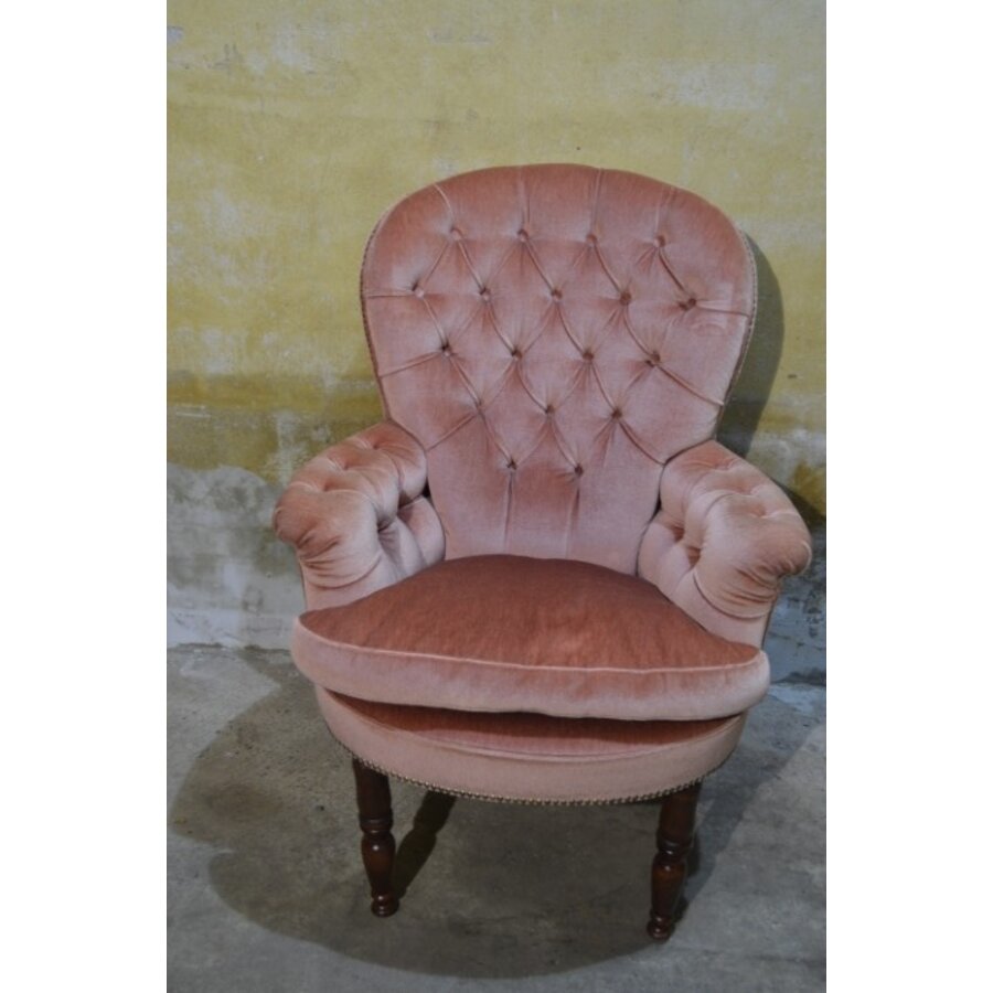 Engelse boudoir fauteuil – Hoge poten, roze fluweel en gecapitonneerde rug-3