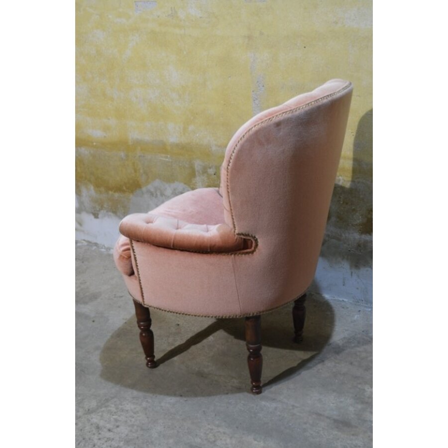 Engelse boudoir fauteuil – Hoge poten, roze fluweel en gecapitonneerde rug-4