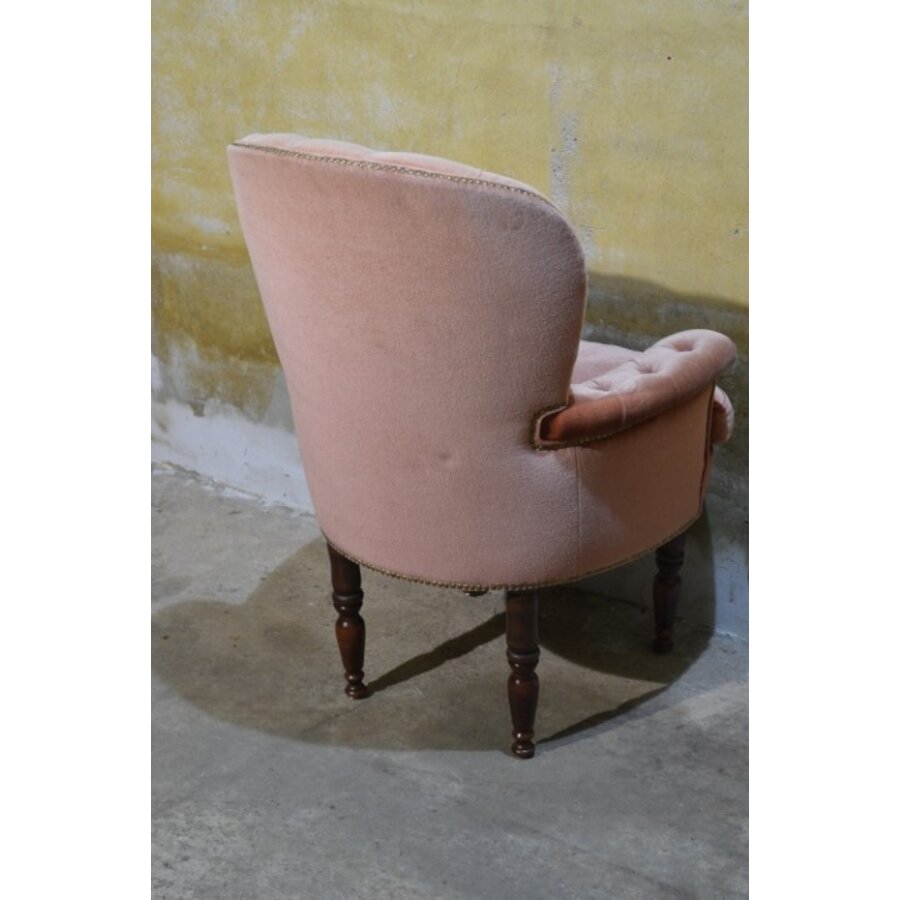 Engelse boudoir fauteuil – Hoge poten, roze fluweel en gecapitonneerde rug-5