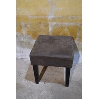 thumb-Zitkrukje met houten poten en donkerbruin nubuck leren zitting-3