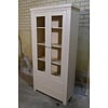 LoodsVol, Tweedehands Vurenhouten vitrinekast met glazen deuren en lades, crème geschilderd