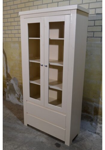 Vurenhouten vitrinekast 