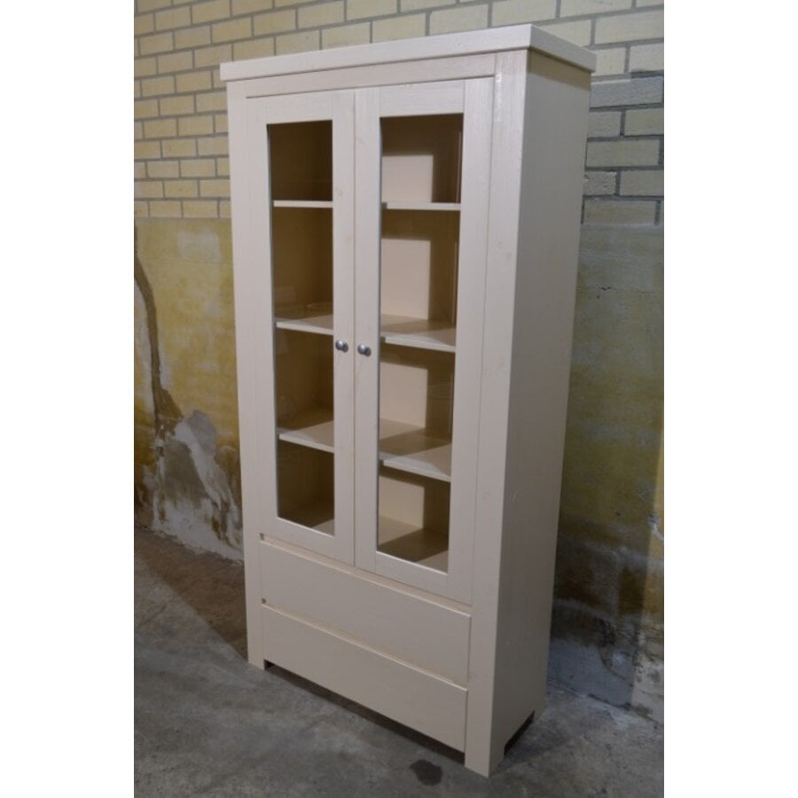 Vurenhouten vitrinekast met glazen deuren en lades, crème geschilderd-1