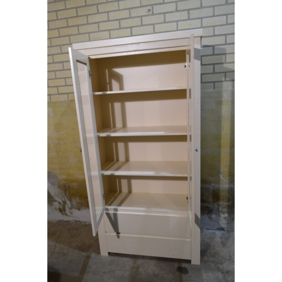 Vurenhouten vitrinekast met glazen deuren en lades, crème geschilderd-5