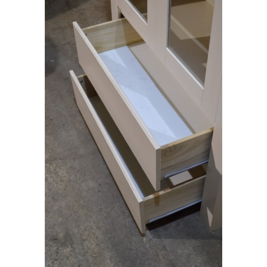 Vurenhouten vitrinekast met glazen deuren en lades, crème geschilderd-6