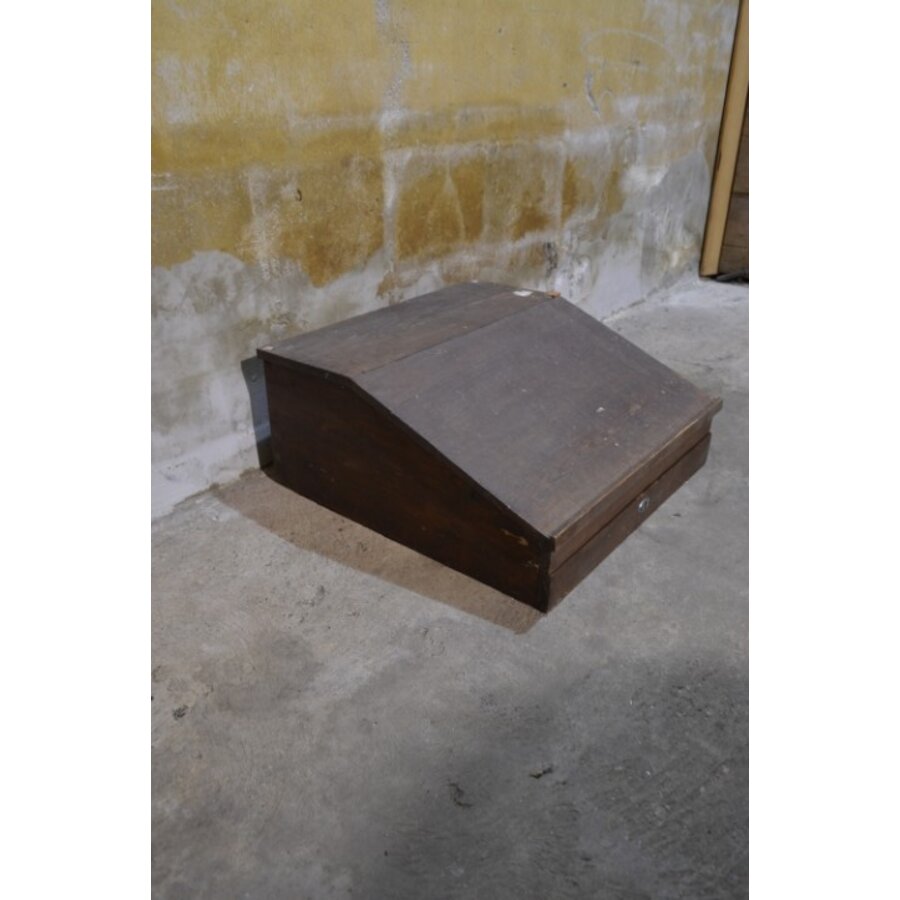 Oude houten lessenaar met klep en vakverdeling – Schrijflade / kassa-1