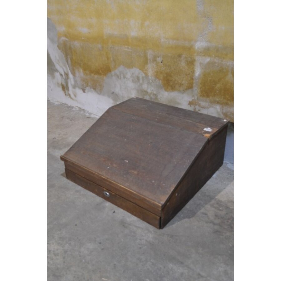 Oude houten lessenaar met klep en vakverdeling – Schrijflade / kassa-2