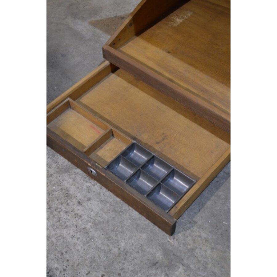 Oude houten lessenaar met klep en vakverdeling – Schrijflade / kassa-7
