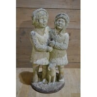 thumb-Decoratief beeld van twee mensen met hond voor tuin of interieur-1