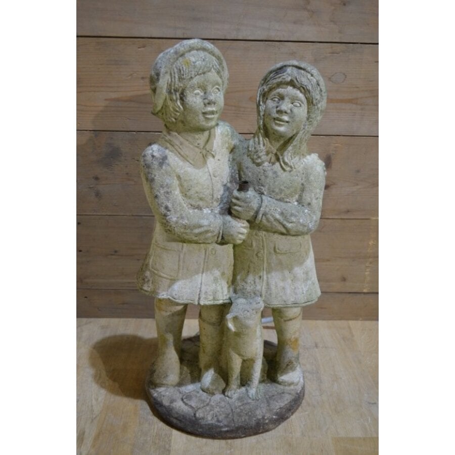 Decoratief beeld van twee mensen met hond voor tuin of interieur-1