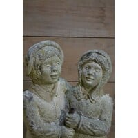 thumb-Decoratief beeld van twee mensen met hond voor tuin of interieur-2