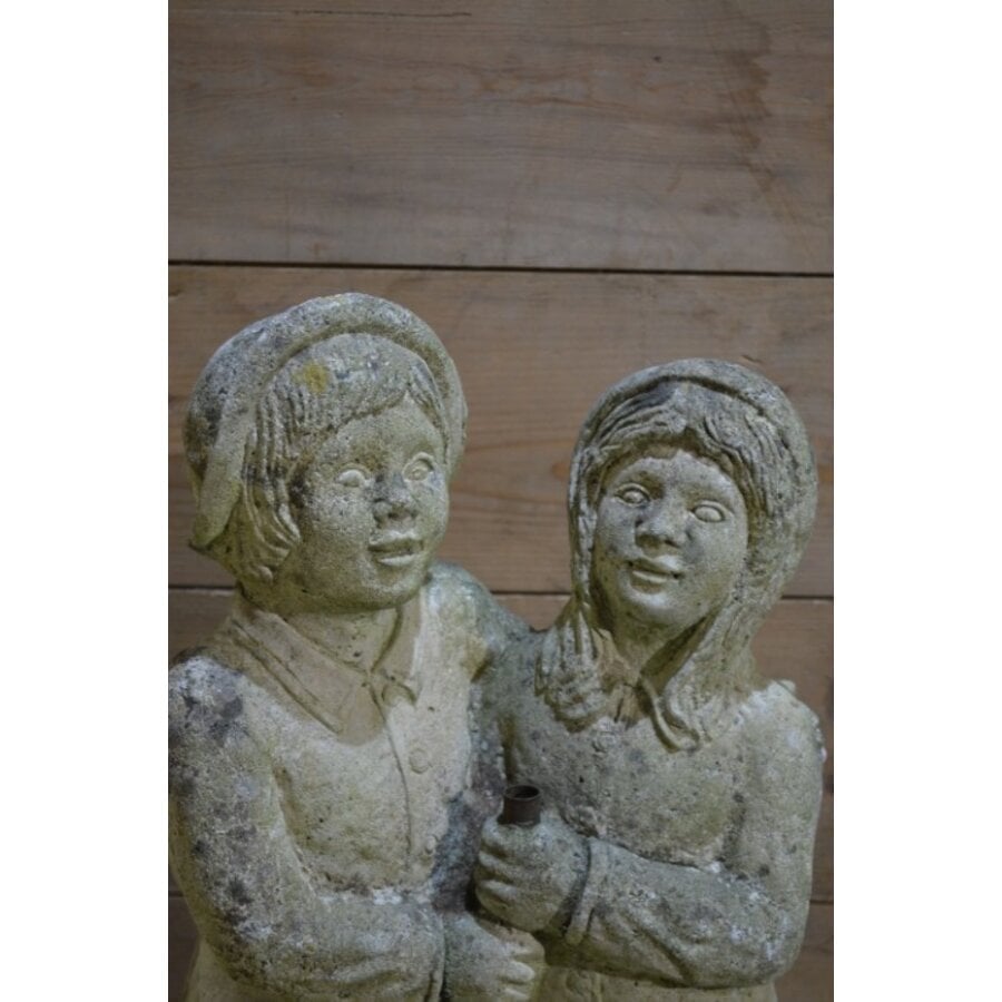 Decoratief beeld van twee mensen met hond voor tuin of interieur-2