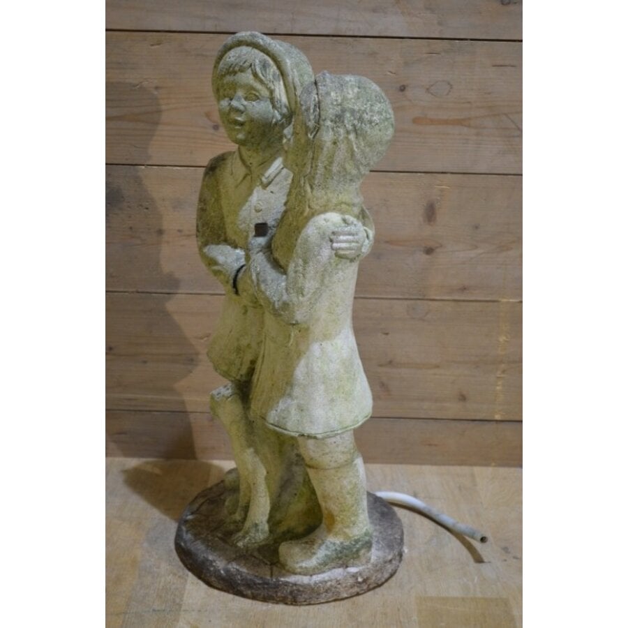 Decoratief beeld van twee mensen met hond voor tuin of interieur-4