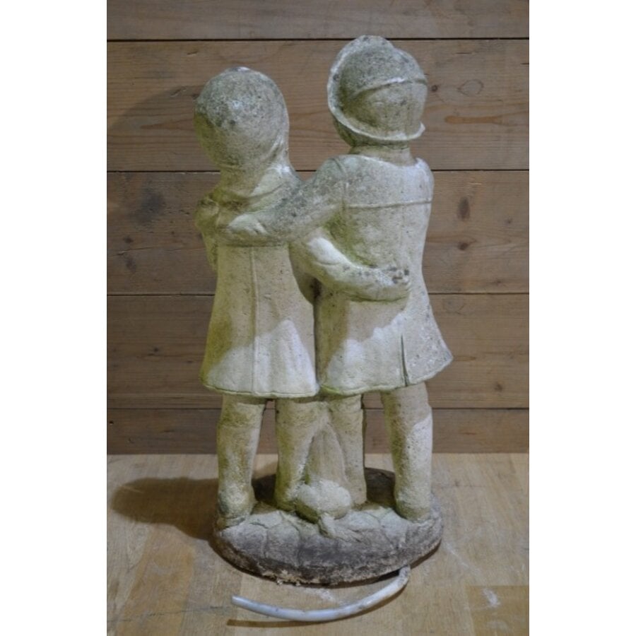 Decoratief beeld van twee mensen met hond voor tuin of interieur-5