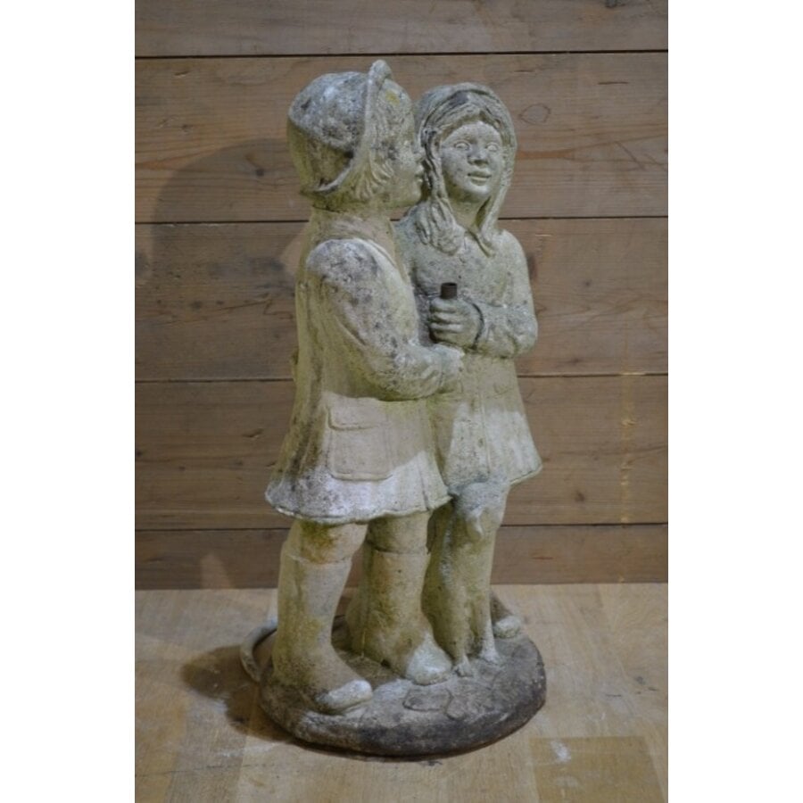 Decoratief beeld van twee mensen met hond voor tuin of interieur-6