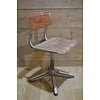 LoodsVol, Tweedehands Tweedehands schoolstoeltje met houten zitting en metalen frame