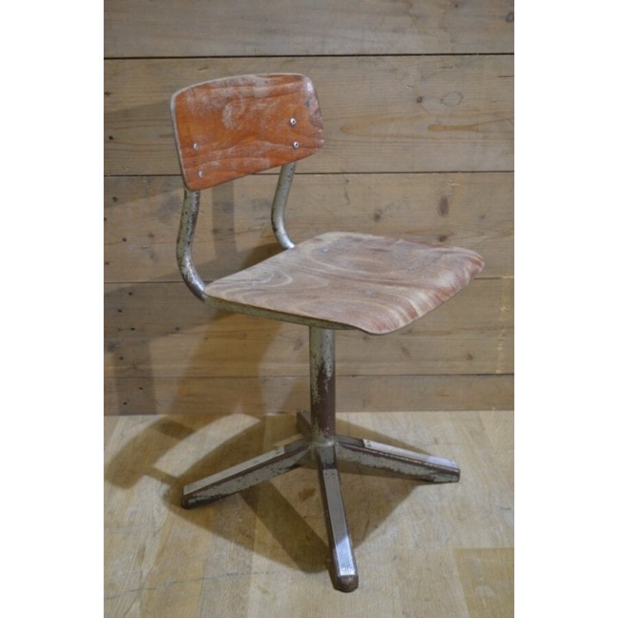 Tweedehands schoolstoeltje met houten zitting en metalen frame-1