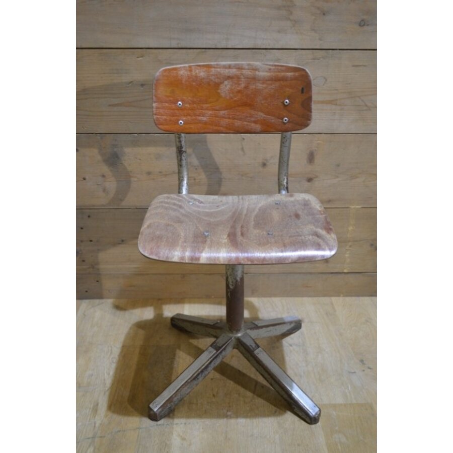 Tweedehands schoolstoeltje met houten zitting en metalen frame-2
