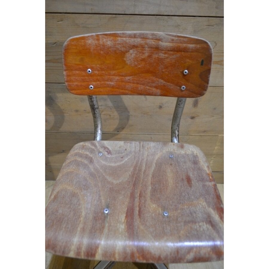 Tweedehands schoolstoeltje met houten zitting en metalen frame-3
