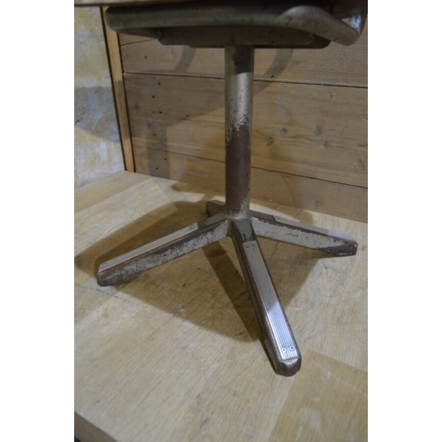 Tweedehands schoolstoeltje met houten zitting en metalen frame-4