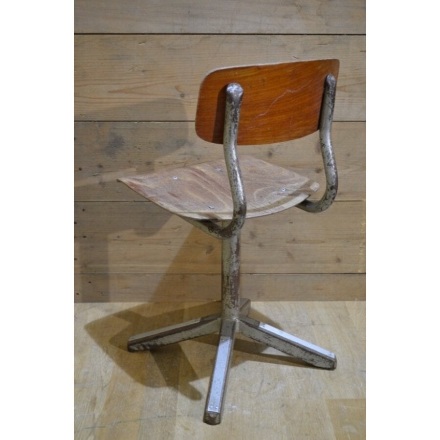Tweedehands schoolstoeltje met houten zitting en metalen frame-5
