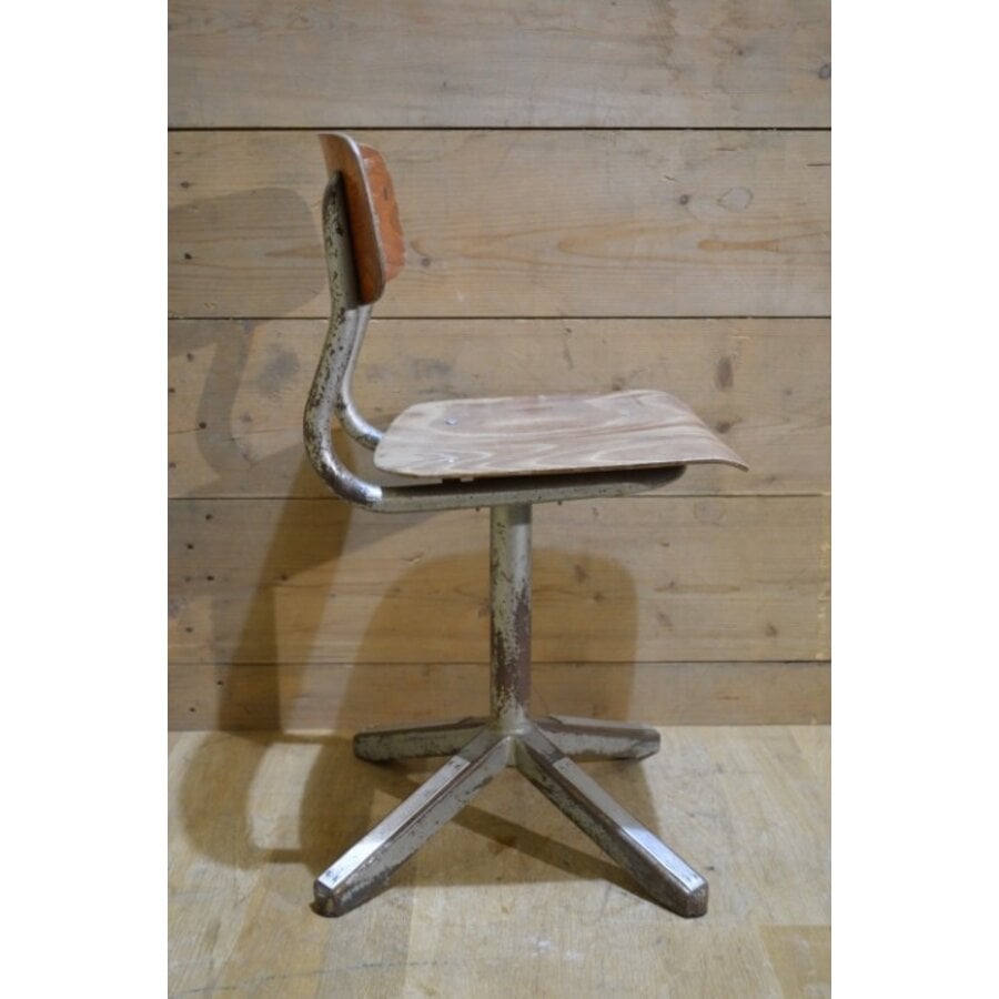 Tweedehands schoolstoeltje met houten zitting en metalen frame-6