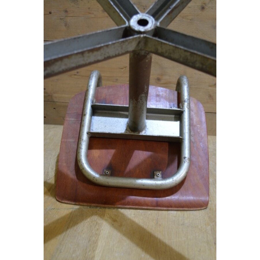 Tweedehands schoolstoeltje met houten zitting en metalen frame-7
