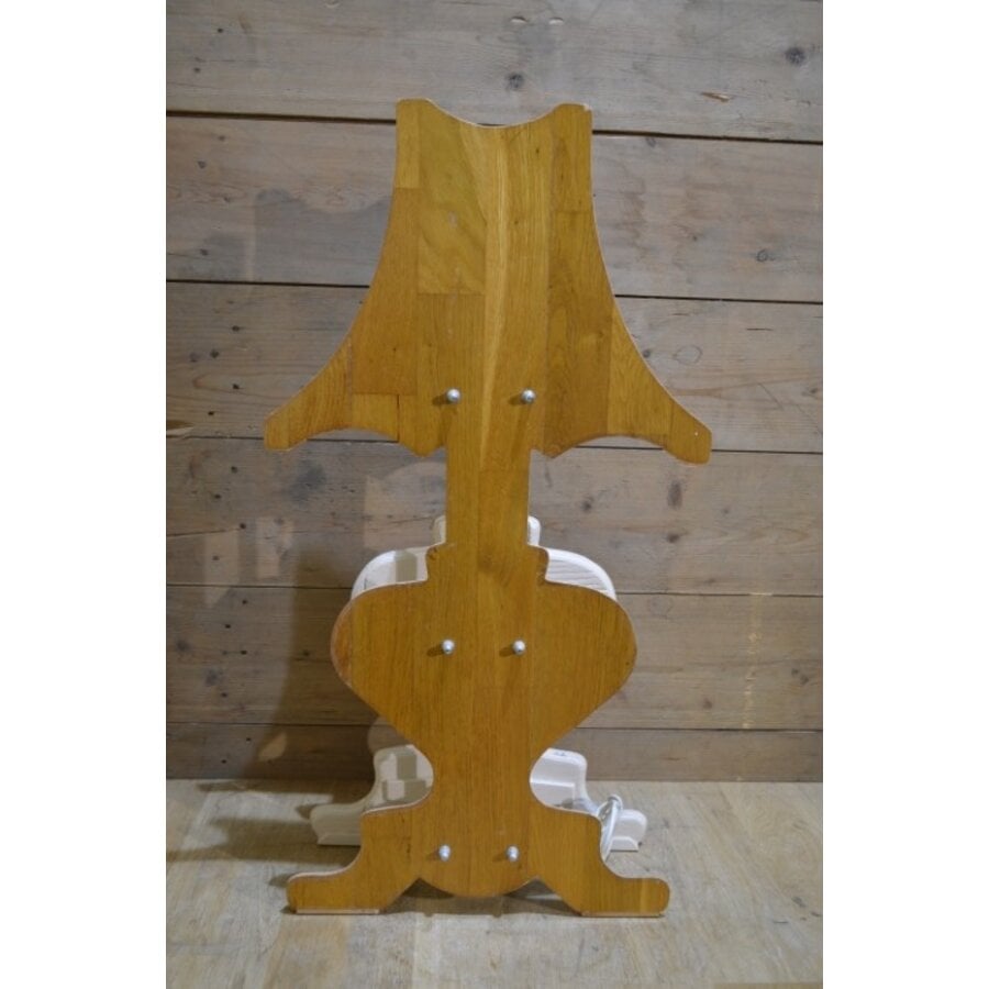 Houten tafellamp met uitgesneden decoratieve vorm-2