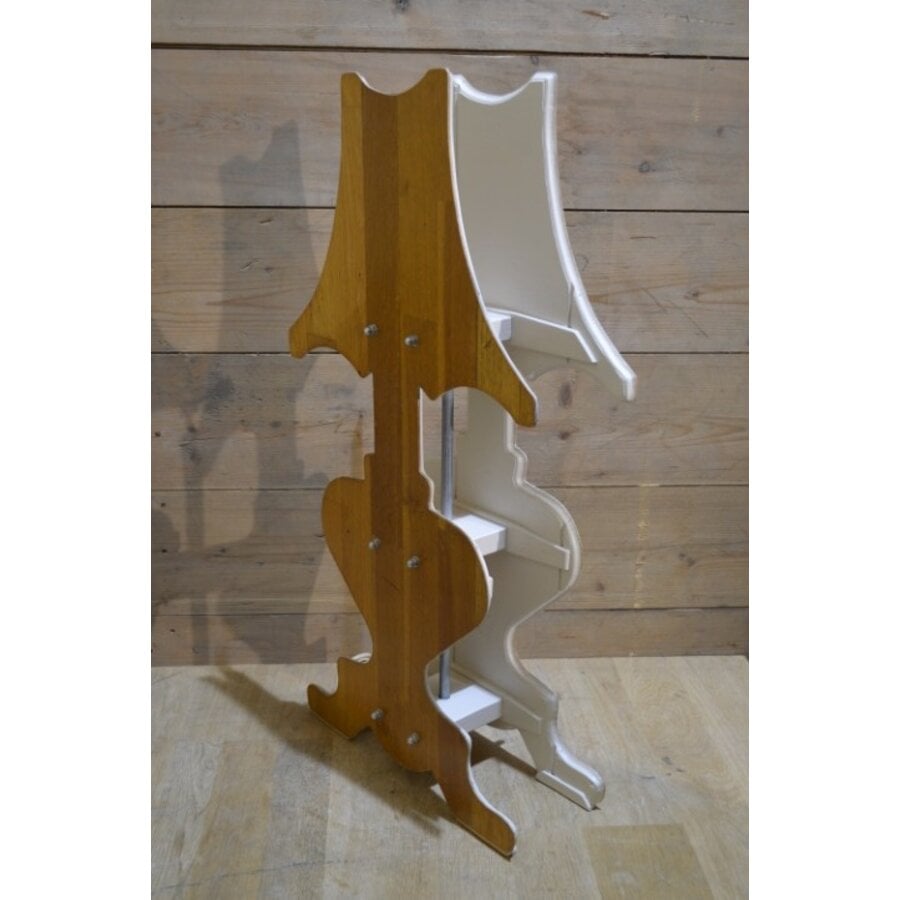 Houten tafellamp met uitgesneden decoratieve vorm-4