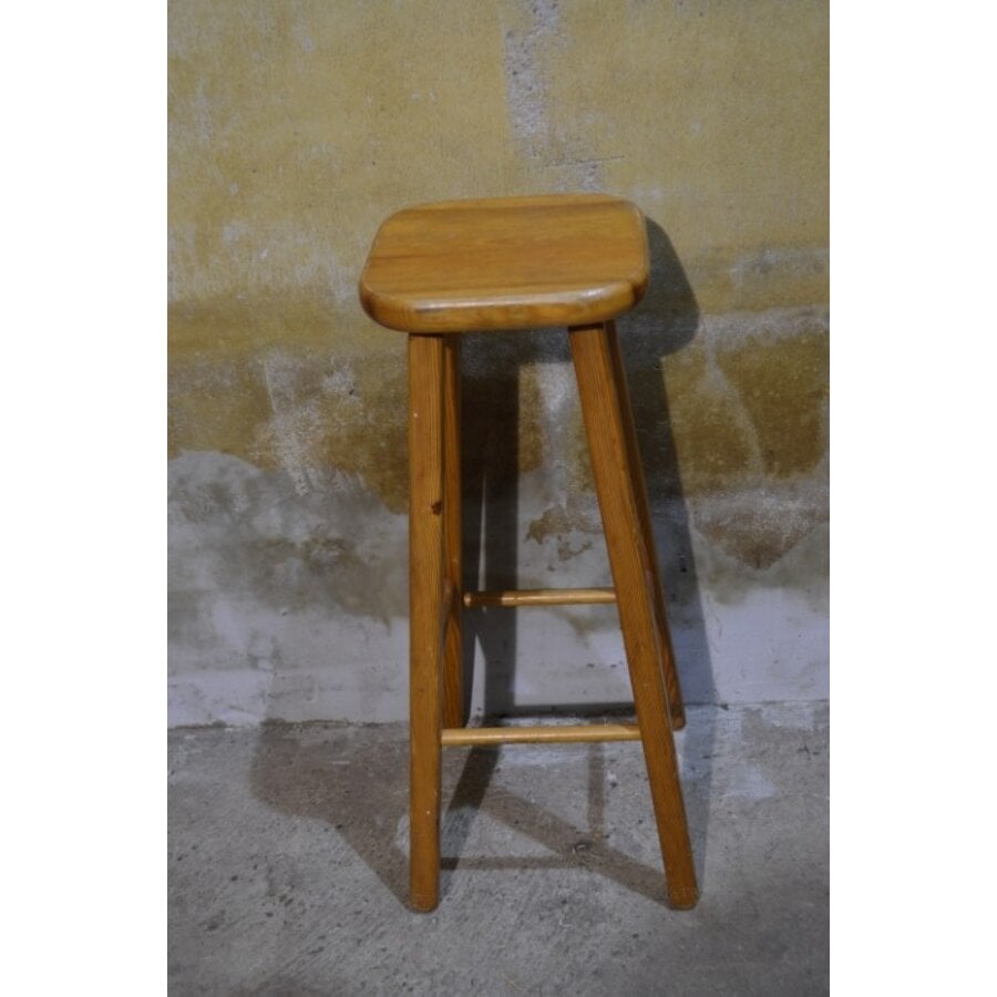 Grenenhouten plantentafeltje of kruk-2