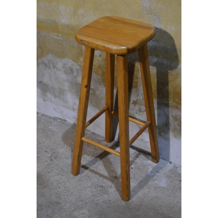 Grenenhouten plantentafeltje of kruk-3