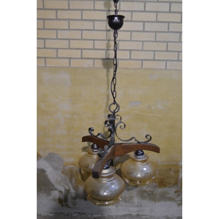 Eiken hanglamp met glas kapjes-3