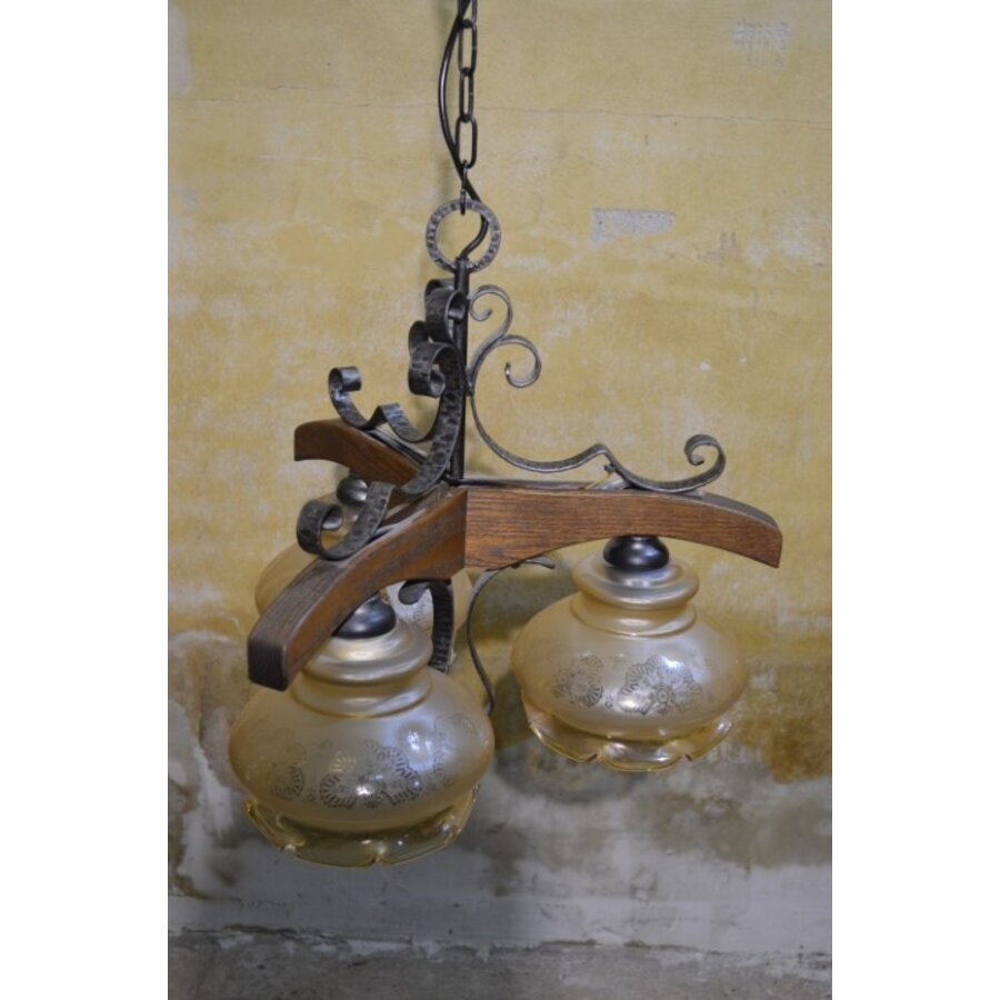 Eiken hanglamp met glas kapjes-2