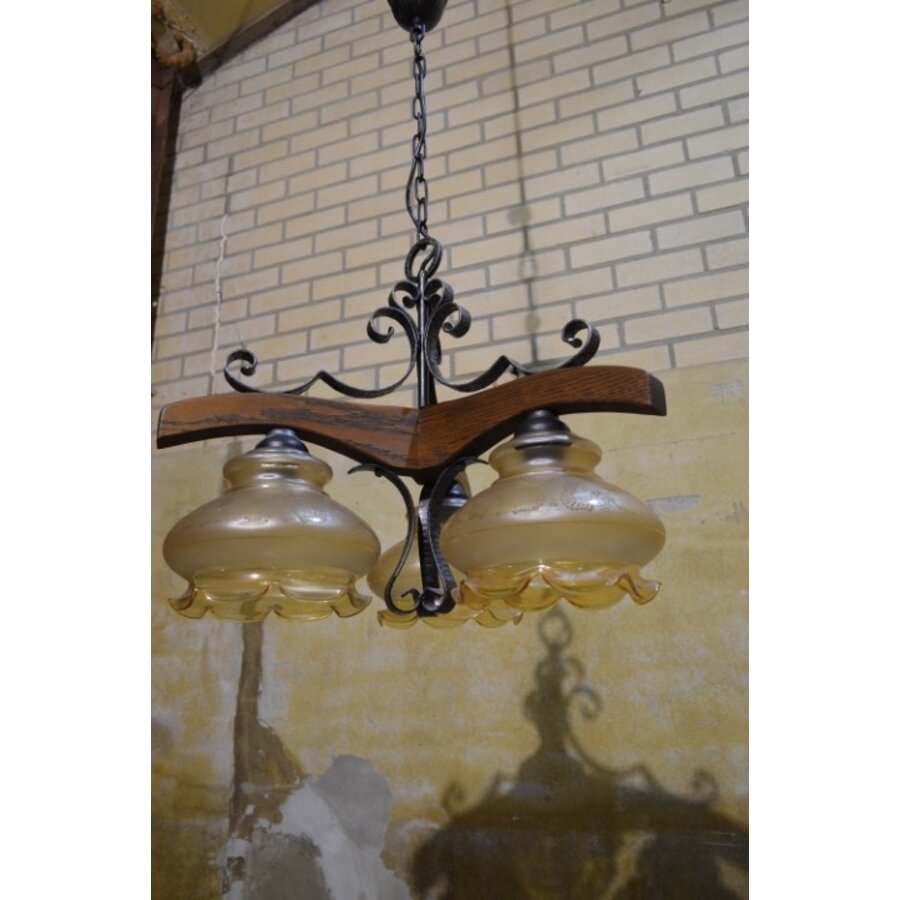 Eiken hanglamp met glas kapjes-1