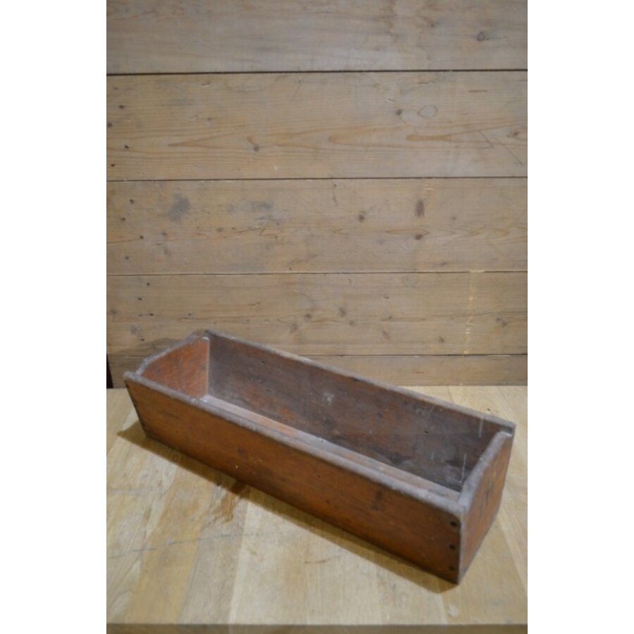 Oude houten bak met gebruikssporen en karakter-1