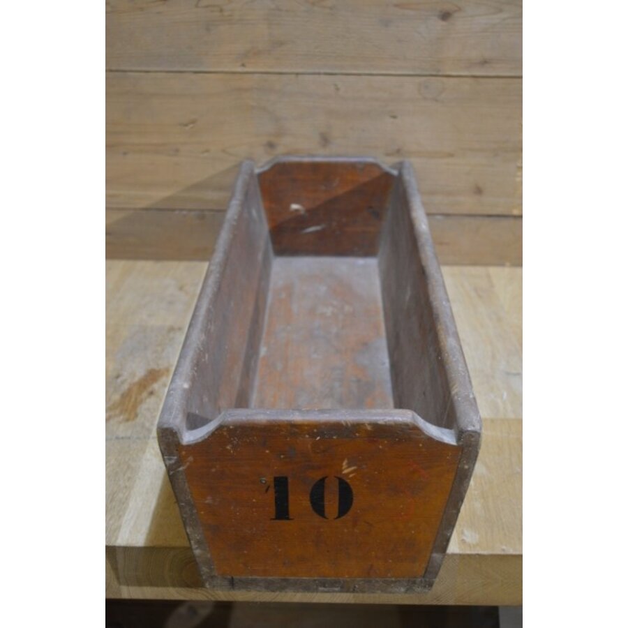 Oude houten bak met gebruikssporen en karakter-2
