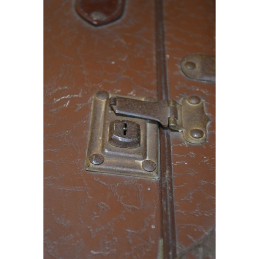 Ouderwetse vintage reiskoffer met metaalbeslag-4