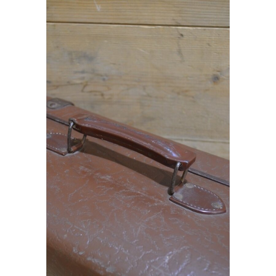 Ouderwetse vintage reiskoffer met metaalbeslag-5