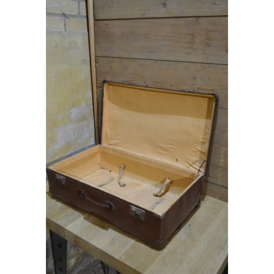 Ouderwetse vintage reiskoffer met metaalbeslag-6