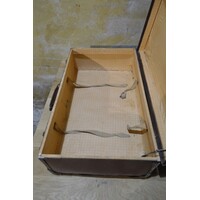 thumb-Ouderwetse vintage reiskoffer met metaalbeslag-7