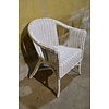 Witte rotan armstoel