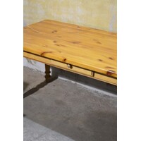 thumb-Massief grenen eettafel met gedraaide poten en lade-4