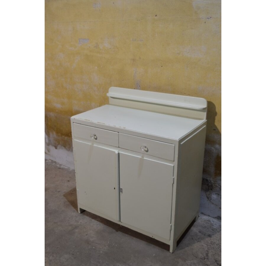 Ouderwetse commode met lades en paneeldeuren-2