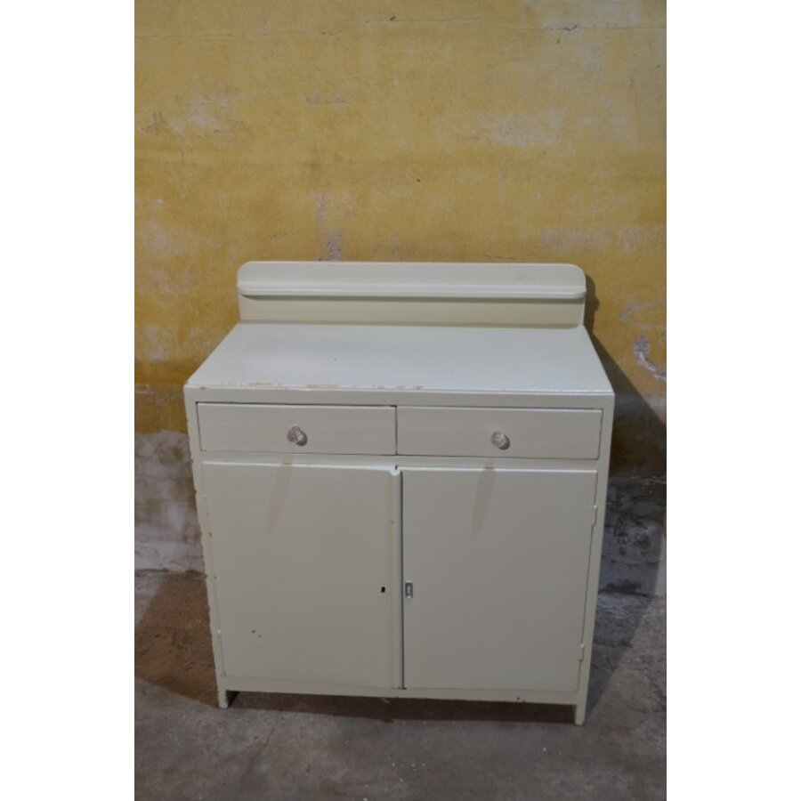 Ouderwetse commode met lades en paneeldeuren-3