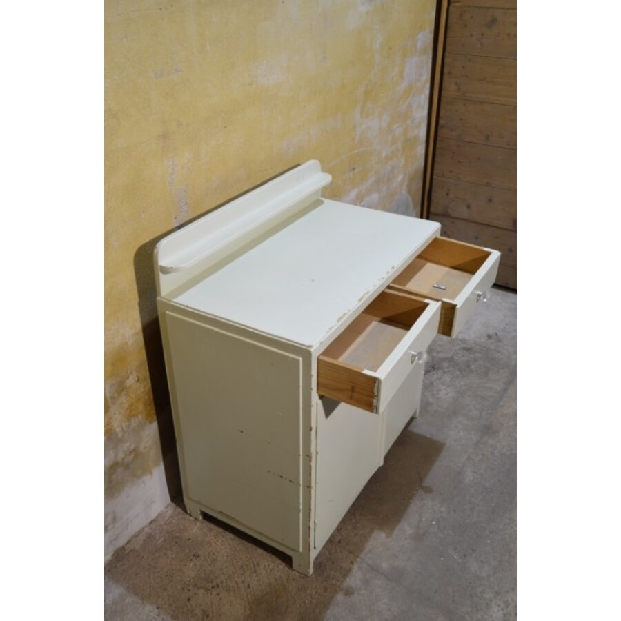Ouderwetse commode met lades en paneeldeuren-5
