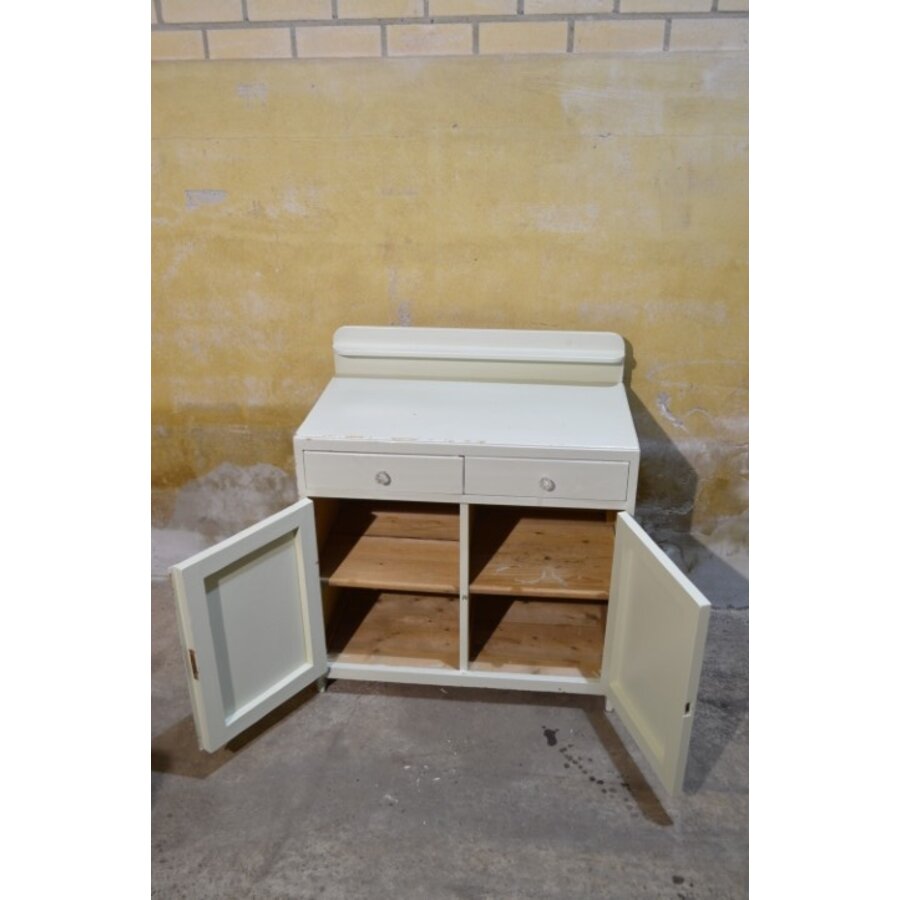 Ouderwetse commode met lades en paneeldeuren-6