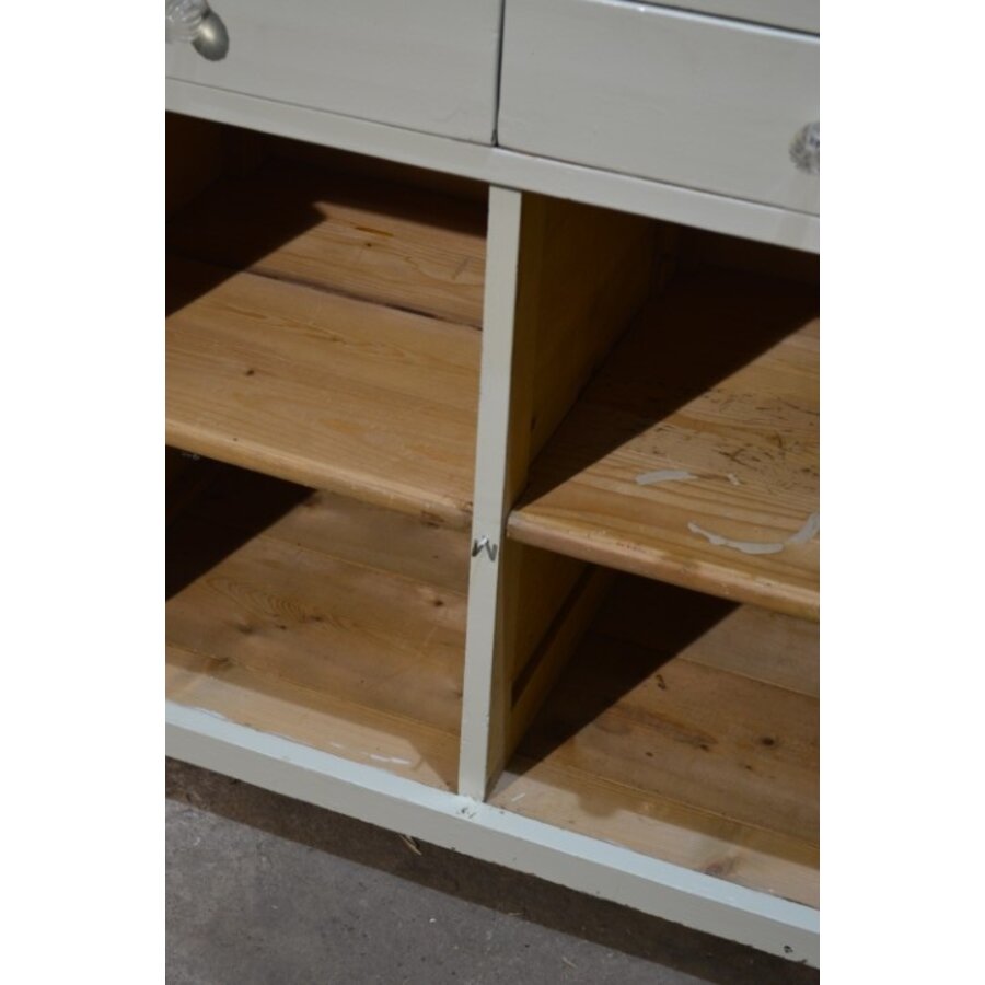 Ouderwetse commode met lades en paneeldeuren-7